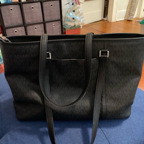 Beautiful Michael Kors Purse in EUC - Picture 2 of 4